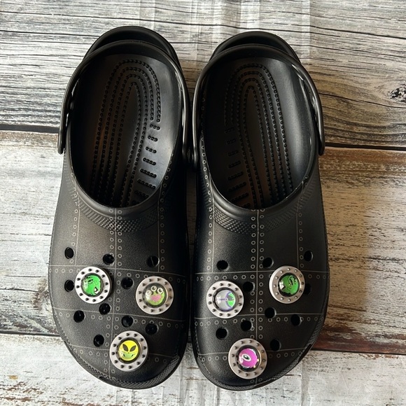 Men’s Crocs Ron English Black with Fun Charms Size-11 - Picture 2 of 11